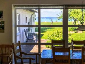 布罗艾厄6 person holiday home in Broager的从窗口可欣赏到桌椅的景色