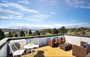 西雅图Rooftop Patio with Waterview, Private Garden & Grill 3BR 3BA- Modern Cityscape的阳台的天井配有桌椅