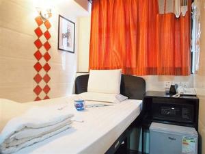 香港Day and Night Hostel Block D 10th floor的客房设有带毛巾的书桌。