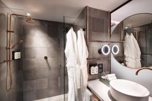阿德莱德Hotel Indigo Adelaide Markets, an IHG Hotel的带淋浴和盥洗盆的浴室