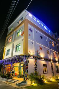 小琉球岛采蝶法拉民宿的建筑的侧面有圣诞灯