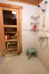 埃农泰基厄欧纳斯洛玛奢华小屋的带淋浴和绿色凳子的浴室