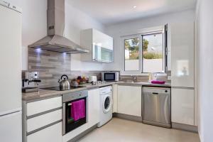 阿莱奥尔Villa Atalis by Villa Plus的白色的厨房配有水槽和洗碗机