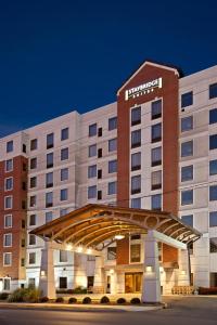 印第安纳波利斯印第安纳波利斯市中心-会议中心斯塔布里奇套房酒店的酒店大楼设有灯光照明的酒店入口