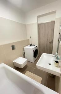 布拉迪斯拉发New Luxury City centre apartment with panoramic view, free parking的浴室配有盥洗盆、卫生间和浴缸。