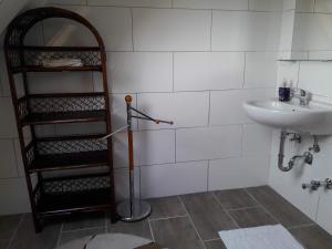 门兴格拉德巴赫Monteurwohnungen Lerch Santos的白色瓷砖浴室设有水槽和架子