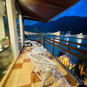 瑞诗凯诗圣斯奎提吠陀度假酒店的阳台配有椅子,享有水景