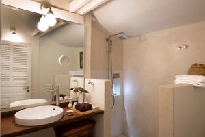 暹粒波兰卡大厦酒店的带淋浴、水槽和冰箱的浴室