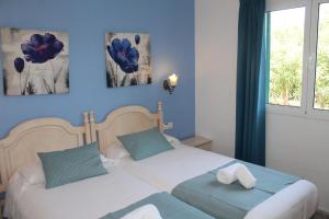 卡拉恩弗卡特Villa INGRID的一间卧室设有两张带蓝色墙壁的床