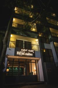 班加罗尔Eiffel Suites - Kammanahalli的前面有标志的建筑