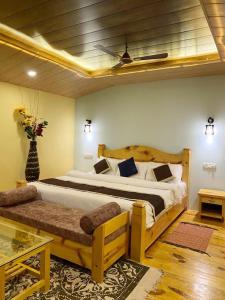 阿贡达Agonda Serenity Beach Villa的一间卧室设有一张带天花板的大床