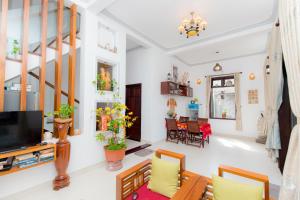 Tân Hiệp汉姆考克民宿的带电视的客厅和用餐室