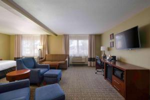 银城Comfort Inn Near Gila National Forest的酒店客房设有床和客厅。