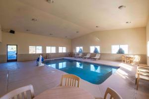 银城Comfort Inn Near Gila National Forest的一个带椅子和桌子的大型室内游泳池