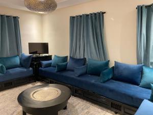 塔鲁丹特Appartement coeur de médina的客厅配有蓝色的沙发和电视
