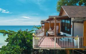 丽贝岛查丽娜山海滩度假酒店的房屋设有俯瞰大海的阳台
