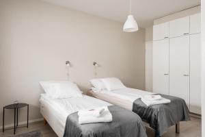 波里Apartments Borg Antinkatu的白色客房内的两张床和毛巾