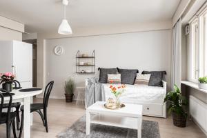 波里Apartments Borg Antinkatu的白色的客厅配有床和桌子