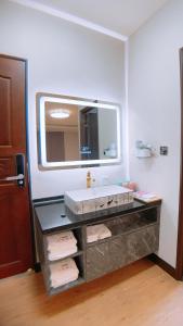 车城墾丁 後灣 微風海岸海景民宿的一间带水槽和镜子的浴室