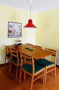 EkshäradStuga Ekesberget Stugby的一张带四把椅子和红灯的餐桌