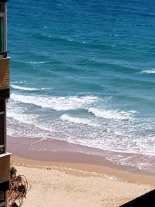 加的斯APARTAMENTO CORTADURA BEACH的享有海滩和大海的景色