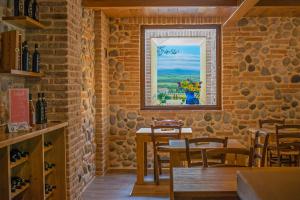 蒙特普齐亚诺Terra Antica - Resort, Winery & SPA的一间带桌子和窗户的用餐室