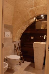 格拉维纳普利亚Fondo Vito的一间带卫生间和水槽的浴室