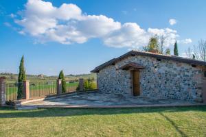 蒙特普齐亚诺Terra Antica - Resort, Winery & SPA的一座带围栏的院子内的石头建筑