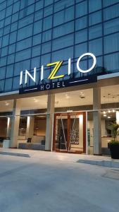圣弗朗西斯科Inizio Hotel by Kube Mgmt的建筑顶部有标志的酒店
