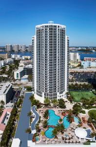 迈阿密海滩Trump International Beach Resort - Sunny Isles Beach的享有带游泳池的大型建筑的空中景致