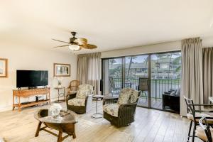 利胡埃Kauai Beach Villas D10的客厅配有家具和平面电视。