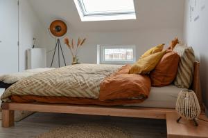 布列登Harbourskitchenhouse@sea的一间卧室配有带枕头的床