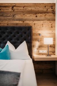 费尔兹姆斯快乐费尔兹姆斯酒店的一间卧室配有一张床和一张带台灯的桌子