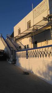 利普西岛Hotel Glaros Lipsi的白色的建筑,旁边设有楼梯