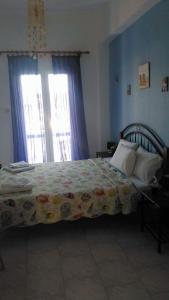 利普西岛Hotel Glaros Lipsi的一间卧室配有一张床铺,床上有毯子