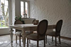 阿让塔勒勒巴Maison de Charme "Le Moulin d'Hagenthal" - Chambre Romantique的一间配备有白色桌椅的用餐室