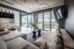 梅尔诺Dune Beach Luxury Suites的带沙发和大窗户的客厅