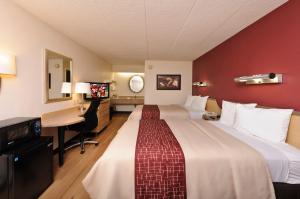列克星敦列克星顿南部红屋顶酒店的酒店客房配有两张床和一张书桌