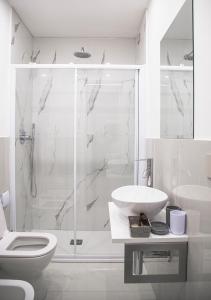 圣雷莫Correnti Boutique Hotel的带淋浴、盥洗盆和卫生间的浴室