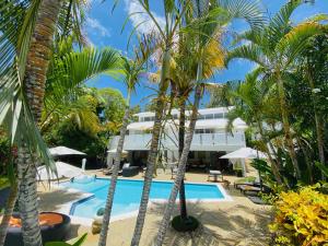苏莎亚维恩迪诺酒店的棕榈树和游泳池度假村