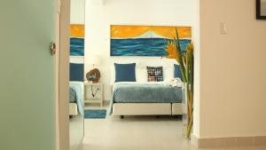 苏莎亚维恩迪诺酒店的一间卧室配有一张床,并画着海洋