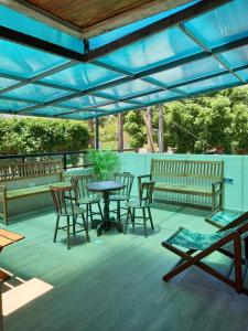 马塞约格哥达艾马酒店的露台设有桌椅