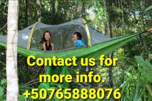 科隆Jungle Eco Reserve的帐篷里的男孩和女孩
