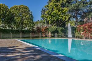 马内尔巴奥斯酒店的一座带喷泉的游泳池