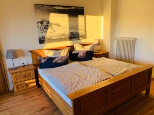 雷特温克尔REIT IM WINKL - ValleyViewInn的一间卧室配有一张带蓝色枕头的大型木制床。
