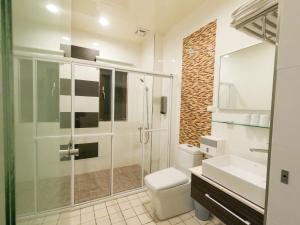 马公澎湖夏日南風民宿的带淋浴、卫生间和盥洗盆的浴室