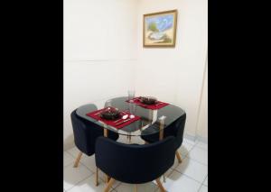 圣米格尔·德·图库玛Departamento Congreso de Tucuman 561的一张桌子、两把椅子和一张玻璃桌,上面有食物
