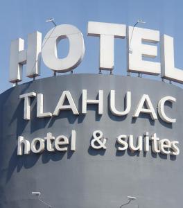 墨西哥城特拉胡阿科酒店的酒店和套房的大标志