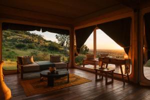 温特和克Our Habitas Namibia的享有野生动物园景致的客厅