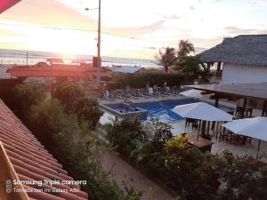 卡诺阿Hotel La Vista的度假村内带椅子和遮阳伞的游泳池